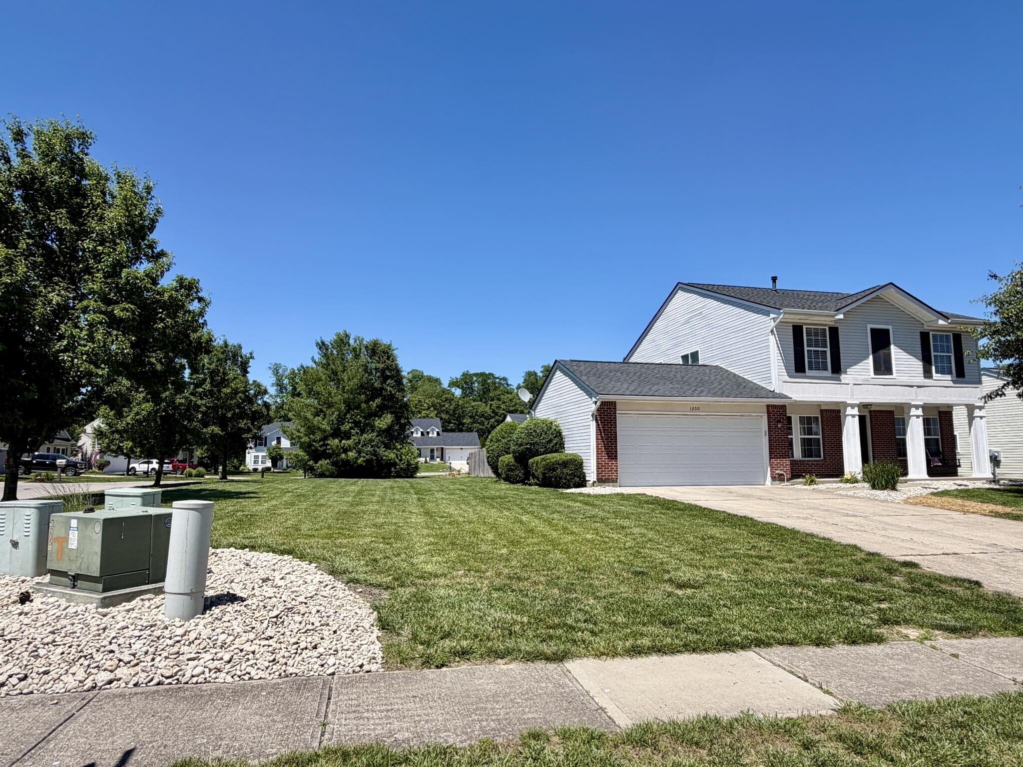 Large side yard and fully fenced rear yard - 1200 Bugle Bluff Ct