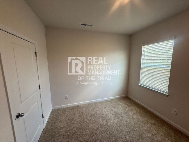 Building Photo - 4 Bedroom/3 Bath 2 Story House in Greensboro