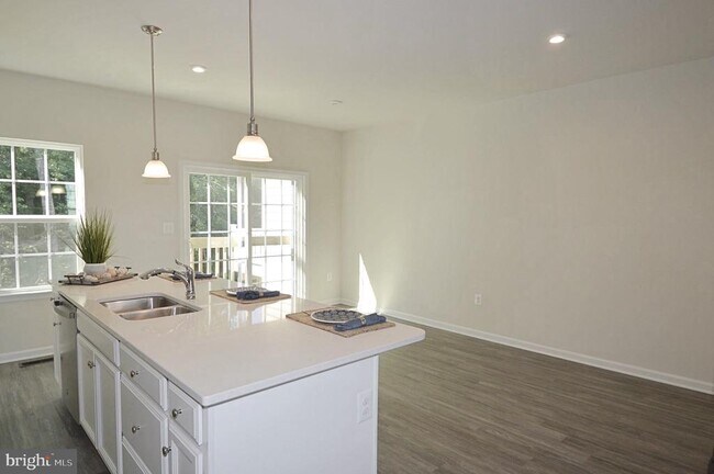 Building Photo - 528 Landing Dr