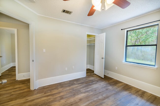 Building Photo - 1688 Vine Ave