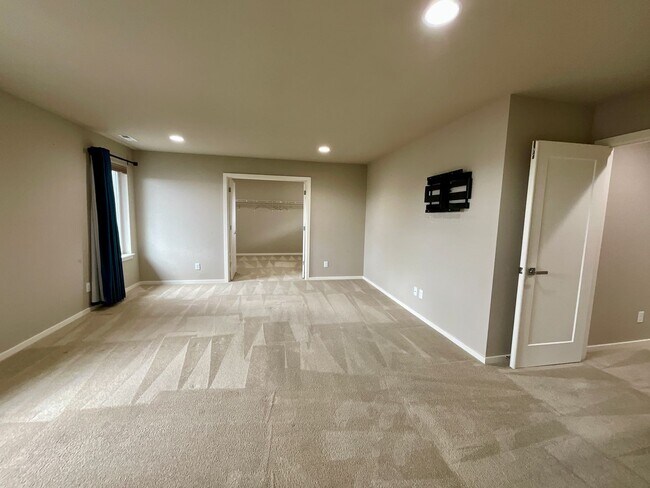 Building Photo - Beautiful and Spacious 4 Bedroom Home in M...