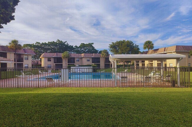 Building Photo - 6820 Palmetto Cir S