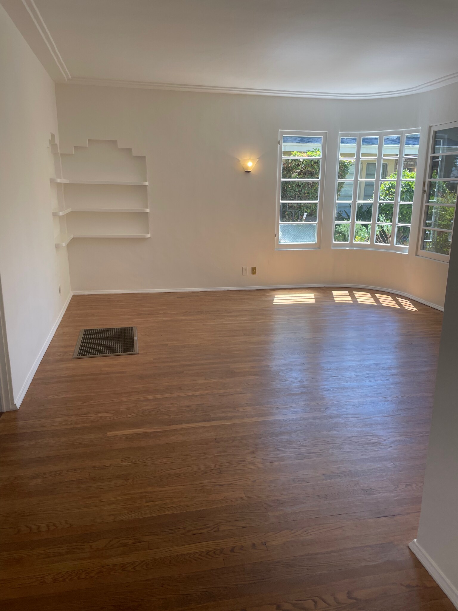 Building Photo - 407 Riverdale Dr