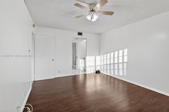 Building Photo - 900 SW 128th Ave