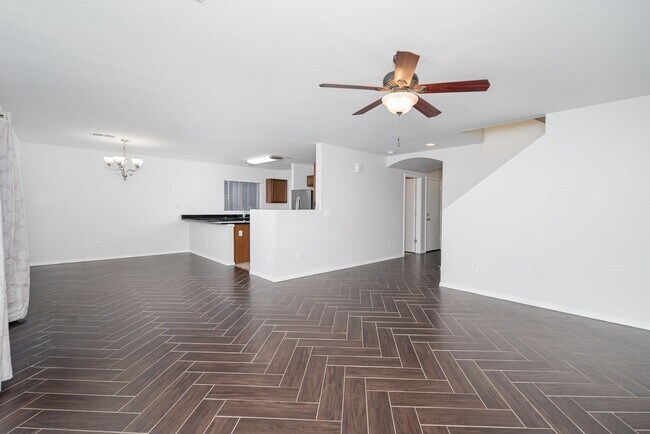 Building Photo - 4 bed, 2.5 bath, 2,251 sqft