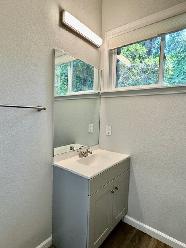 Building Photo - NEWLY RENOVATED 3 BED, 3 BATH ONE STORY HO...