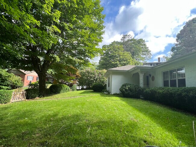 Building Photo - 250 Edgewood Dr