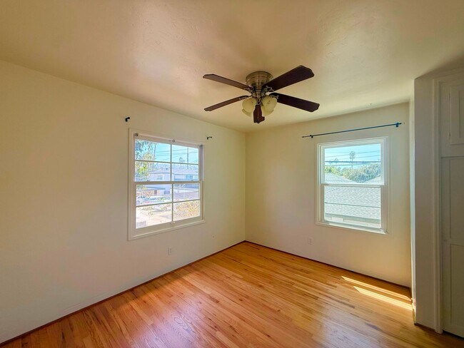 Building Photo - 4821 Del Mar Ave