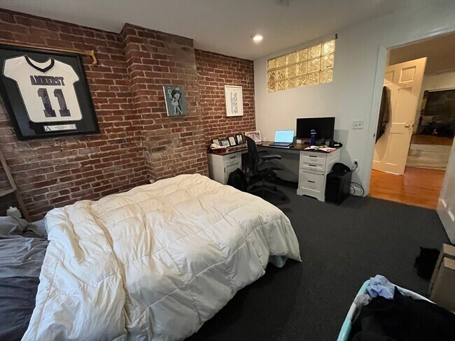 Building Photo - 915 Beacon St