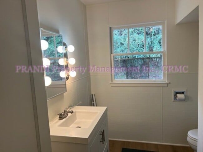 Building Photo - 1131 Magnolia Ave