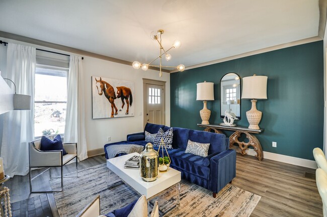 Building Photo - Spacious Renovated 1/1 Midtown Condo Walki...
