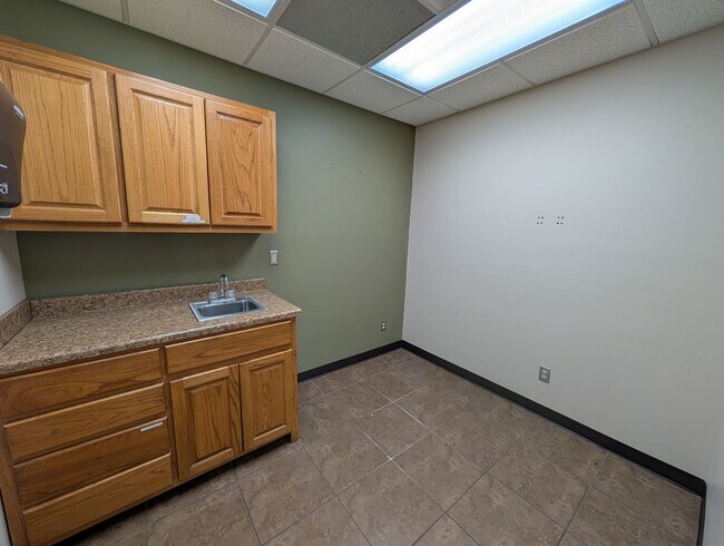 Building Photo - Prime Professional Medical/Office Space in Pryor