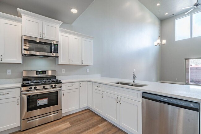 Building Photo - HURRICANE TOWNHOME