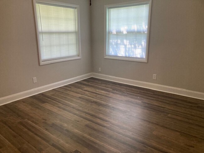 Building Photo - COMING SOON  3BR/21.5BA-1500 SF - Fenced yard