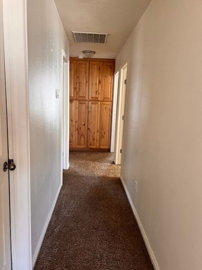 Building Photo - 3 Bed 2 bathroom house