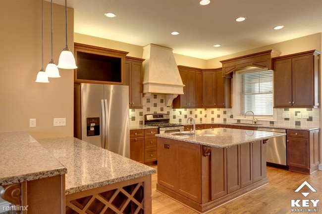 Building Photo - 2 br, 3.5 bath Townhome - 136 N Rutan St