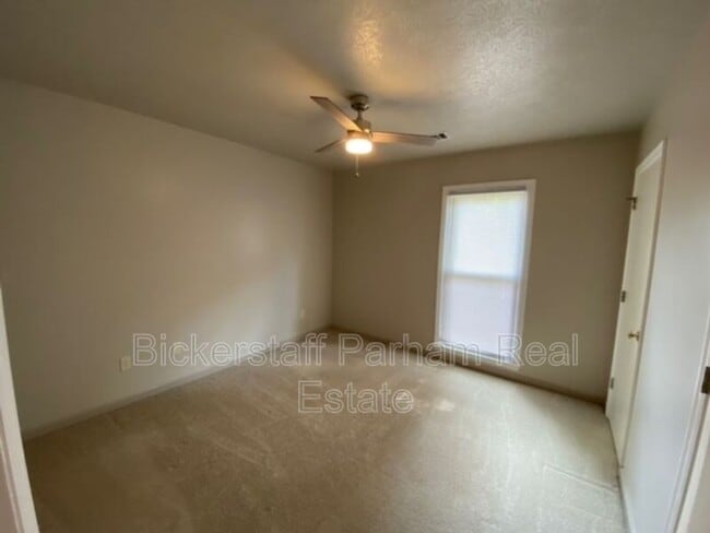 Building Photo - 220 Saddlebrook Trail