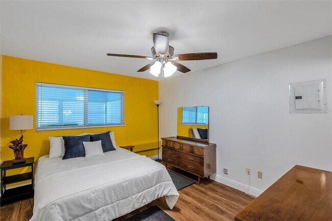 Building Photo - 1801 Bedford Terrace