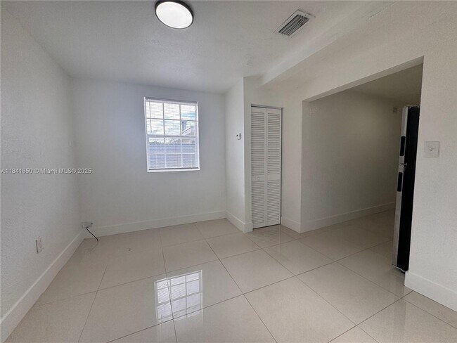 Building Photo - 541 E 38th St