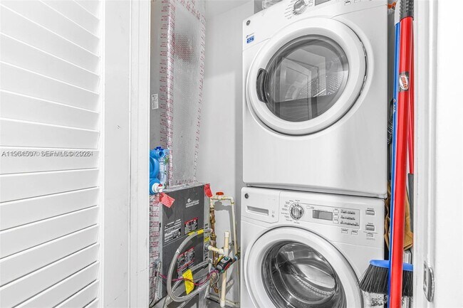 Building Photo - 1010 Brickell Ave