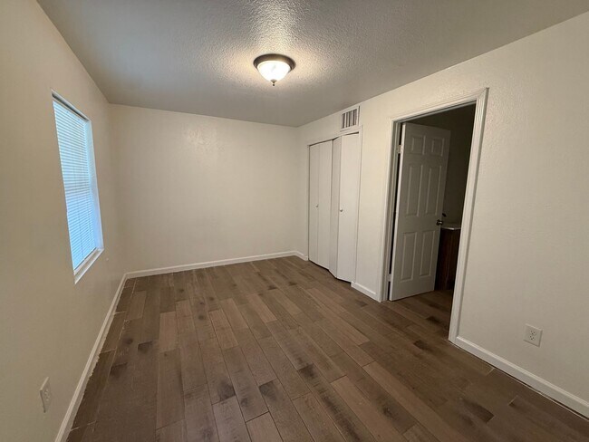 Building Photo - Updated 3BR w/ Hardwood Floors, Walk-In Shower & Stainless Steel Kitchen