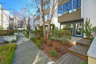 Building Photo - 979 Eames Walk