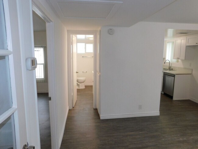 Building Photo - ALB190-192