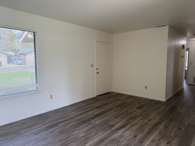Building Photo - Remodeled 3 bedroom 2 bath house in Citrus Heights HUGE YARD