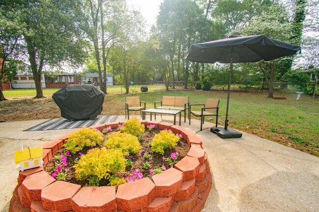 Building Photo - Coming Soon! 4 Bedroom 2 Bathroom Home: Pets Okay!