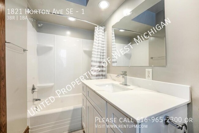 Building Photo - Available Now | 3 Bedroom 1 Bath Apartment...