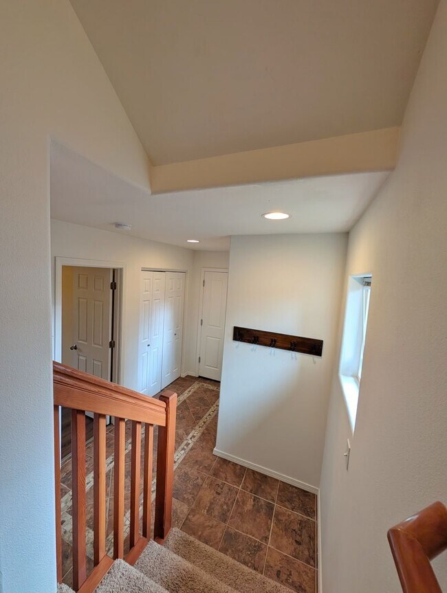 Building Photo - Unfurnished, 3Bd/2.5Ba Townhome, Long Term...