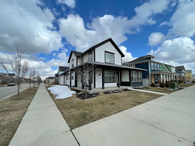 Building Photo - Large Daybreak home!