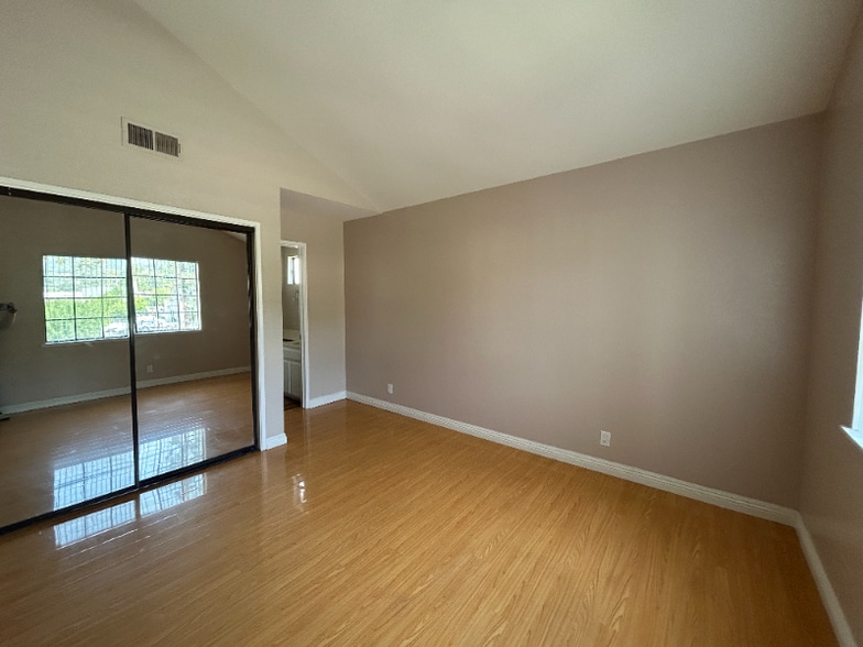 Building Photo - 1806 Huntington Dr