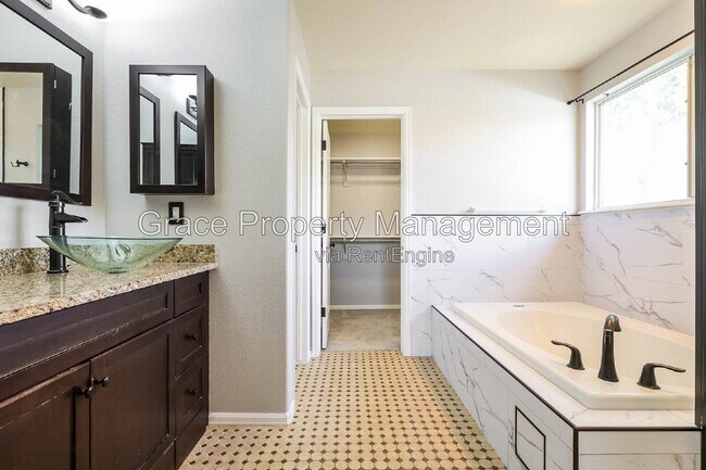 Building Photo - 1144 E 12th Ct