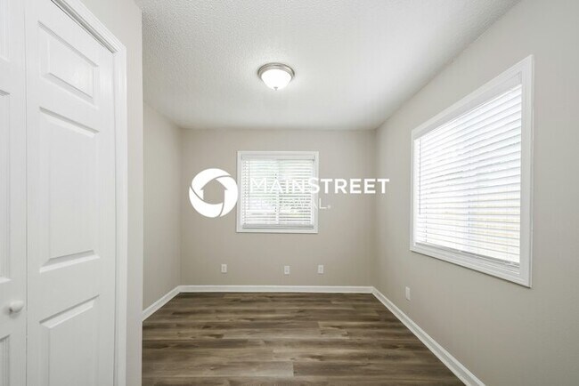 Building Photo - 2 Bedroom Pet-Friendly Home in Indianapolis, IN with Main Street Renewal