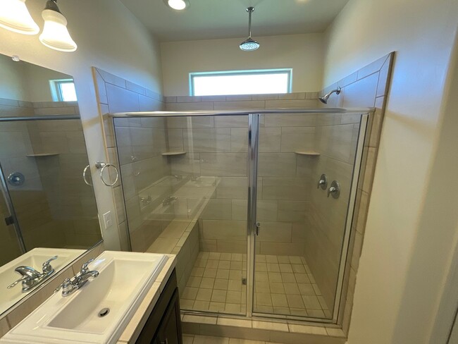 Building Photo - Vail School District hard to find 5 bedroo...