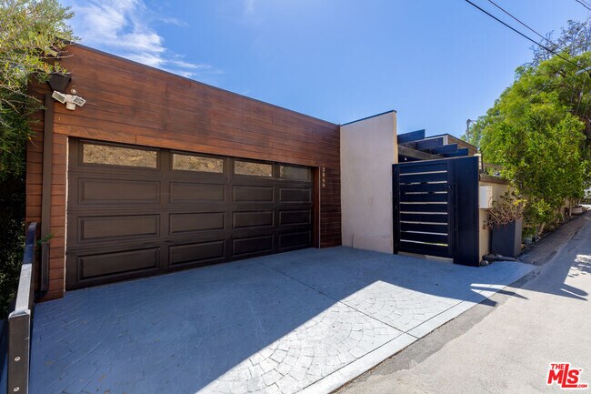 Building Photo - 3866 Alta Mesa Dr