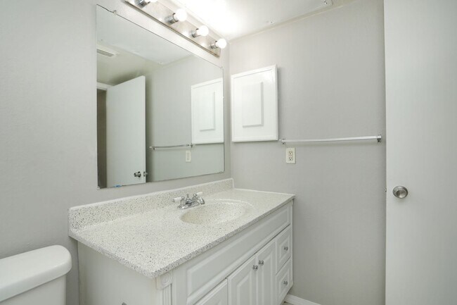 Building Photo - For Lease | 2 Bed, 2 Bath | 925 Sq Ft | La...
