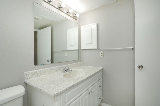 Building Photo - For Lease-Housing Vouchers Accepted | 2 Bed, 2 Bath | 925 Sq Ft | Lakecrest Community |
