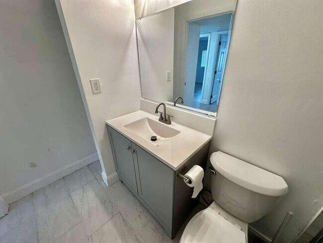 Building Photo - 1201 Lake Victoria Dr