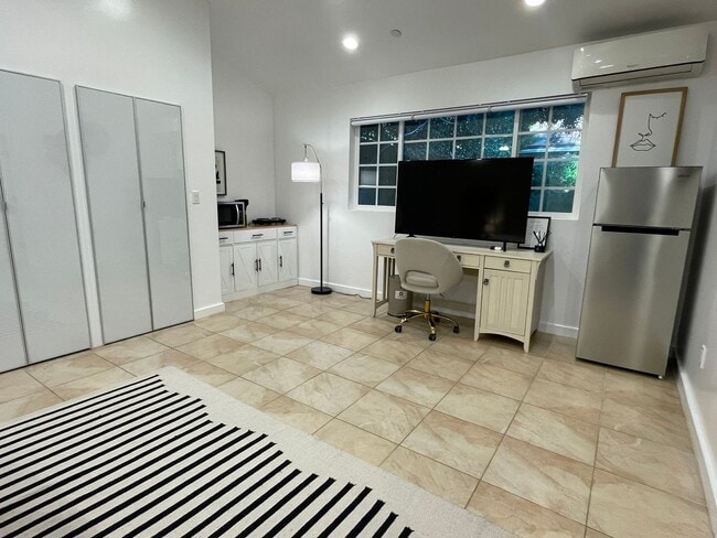 Building Photo - PRIVATE , FURNISHED Beverly Hills Studio Back House ! All utilities included