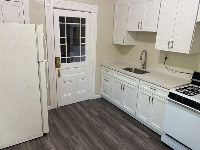 Building Photo - Charming 1-Bedroom, 1-Bathroom Ground Floor Apartment