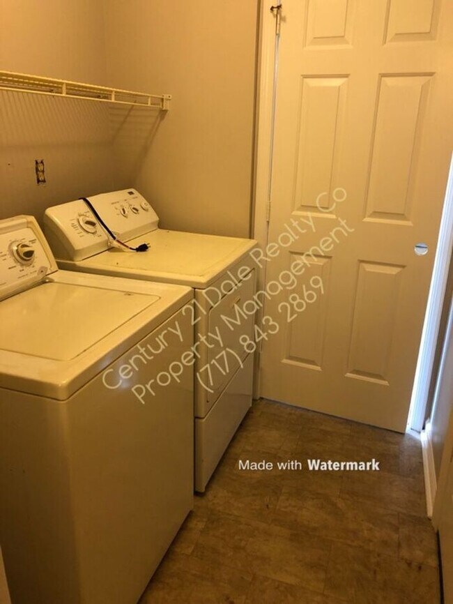 Building Photo - 3 BR, 1.5 Baths, 1 car garage Dover PA