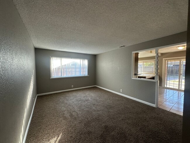 Building Photo - 1175 E Edison St