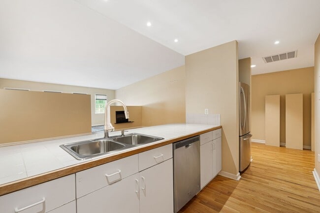 Building Photo - Stylish Studio Condo in Downtown Asheville – Rare Top-Floor Find