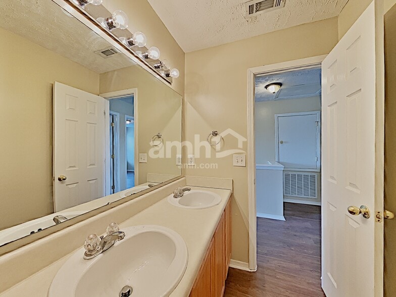 Building Photo - 1140 Seven Oaks Blvd