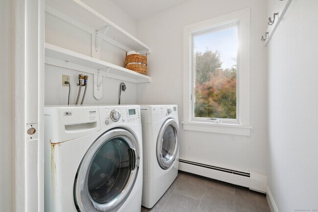 Building Photo - 656 Fairfield Beach Rd