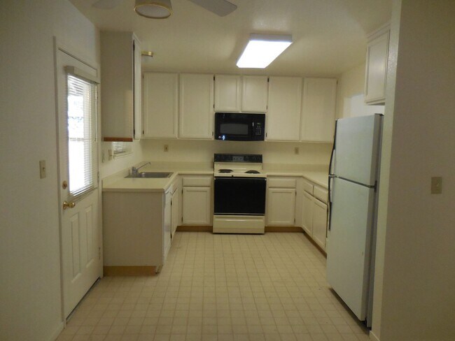 Building Photo - Spacious 2-Bedroom, 2-Bath Single-Story Du...