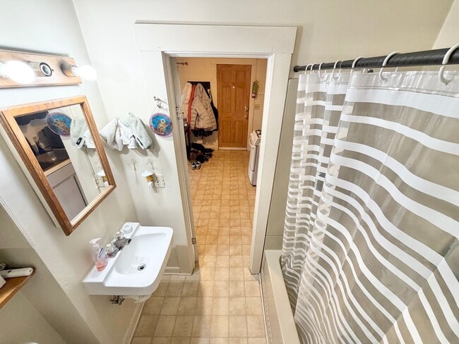 Building Photo - 168 N Winooski Ave