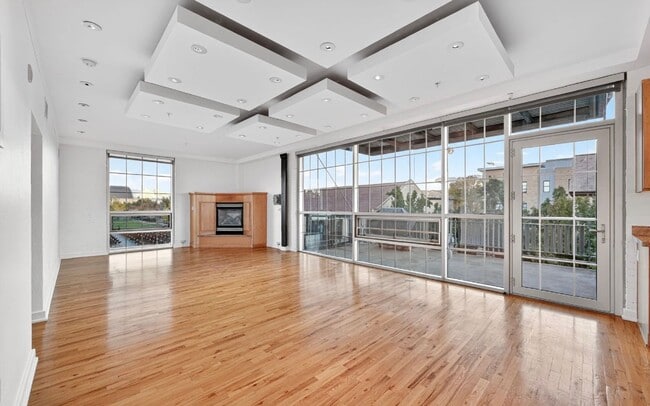 Building Photo - Stunning 3 bedroom Loft